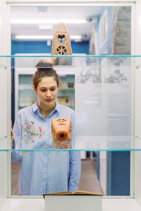 Vom vergeblichen Versuch, das Weihnachtsfest abzuschaffen - in der Dauerausstellung des Kreismuseums Wewelsburg wird zu dem Thema informiert (Foto: Lina Loos ©Kreismuseum Wewelsburg).